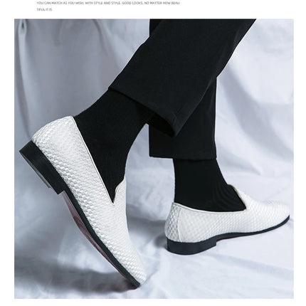 2023 nuovi mocassini da uomo in velluto scarpe di marca di lusso Slip on scarpe da sposa per feste a punta mocassini da uomo di moda nero vino rosso Flats