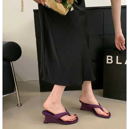 Marque de mode Compensée Pantoufle Présentations fabricants de jeux Clip d'orteil Tongs Sandales à lanières étroites Chaussures décontractées Pantoufle femme Sandalia Mujer