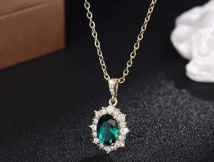 Huitan Nobile Collana con ciondolo luminoso per donna Accessori per il collo con zirconi verdi lucidi Gioielli da sposa di fidanzamento estetico PlatiNum