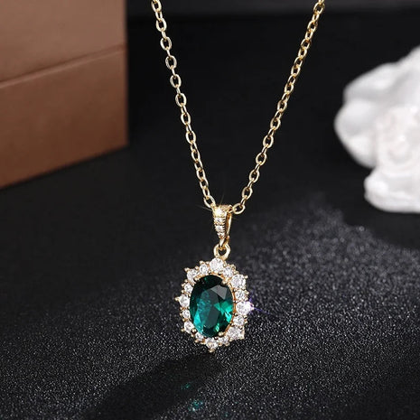 Huitan Nobile Collana con ciondolo luminoso per donna Accessori per il collo con zirconi verdi lucidi Gioielli da sposa di fidanzamento estetico PlatiNum
