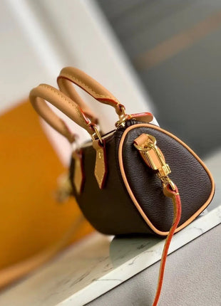 Mini borsa Boston con finiture in pelle, manico superiore e tracolla regolabile con chiusura a zip.