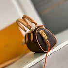 Mini borsa Boston con finiture in pelle, manico superiore e tracolla regolabile con chiusura a zip.