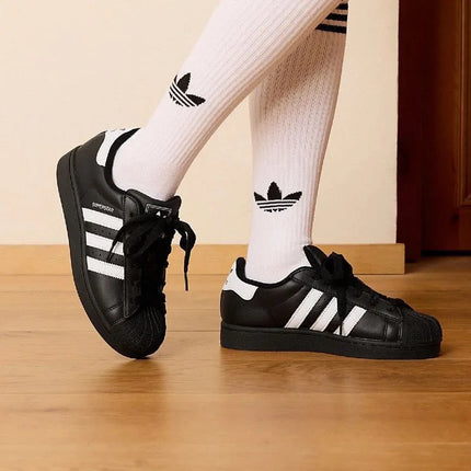 adidas Originals Superstar 2, sneakers classiche a profilo basso, comode e versatili, con suola sottile e punta a conchiglia, per uomo e donna, nero e bianco JI0079