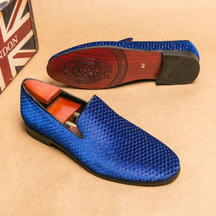 2023 nuovi mocassini da uomo in velluto scarpe di marca di lusso Slip on scarpe da sposa per feste a punta mocassini da uomo di moda nero vino rosso Flats