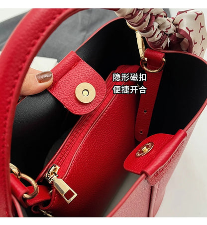 Borse a tracolla e a tracolla a secchiello in PU rosso Nero Senso del lusso Borsa a due usi da donna 2024 Moda versatile in vendita