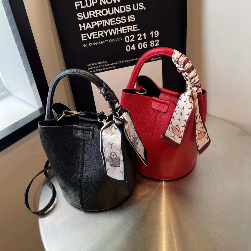 Borse a tracolla e a tracolla a secchiello in PU rosso Nero Senso del lusso Borsa a due usi da donna 2024 Moda versatile in vendita