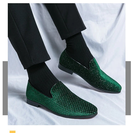 2023 nuovi mocassini da uomo in velluto scarpe di marca di lusso Slip on scarpe da sposa per feste a punta mocassini da uomo di moda nero vino rosso Flats