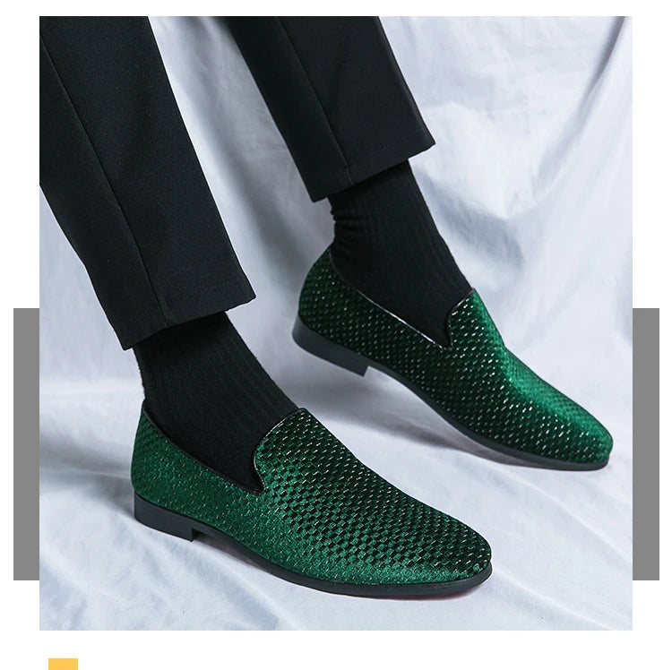 2023 nuovi mocassini da uomo in velluto scarpe di marca di lusso Slip on scarpe da sposa per feste a punta mocassini da uomo di moda nero vino rosso Flats