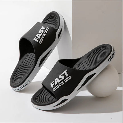 Nouvelles pantoufles pour hommes pour le quotidien d'été en plein air, tendance sportive, salle de bain de couple, intérieur à semelle souple, pantoufles fraîches pour hommes