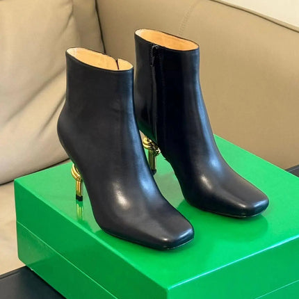 Stivali con tacco a forma di nodo in metallo da donna di nuovo arrivo Stivali con tacco alto alla caviglia Stivali eleganti con tacco a punta quadrata con cerniera laterale da ufficio