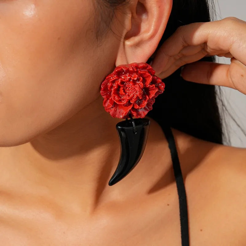 Ciondolo in corno esagerato individualmente con orecchini a fiore grande, gioielli di qualità lussuosa, regali per feste alla moda da donna