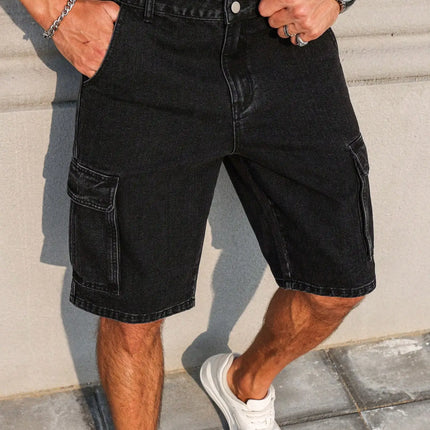 Pantaloncini neri in denim estivo da uomo. Stile di abbigliamento da lavoro. Per il tempo libero quotidiano. Creare una strada alla moda: look in stile.