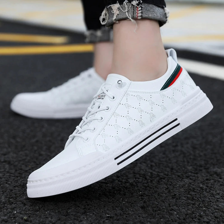 Men's lightweight skate shoes, everyday casual sneakers for men, colors: white and beige, sizes 39 to 46.