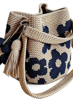 Borsa a tracolla da donna in stile boho, realizzata a mano con lavorazione all'uncinetto, decorata con fiori, cordoncino, occhielli metallici e nappe floreali, ideale per l'uso quotidiano, la spiaggia e le attività all'apert