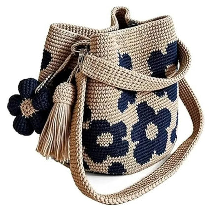 Borsa a tracolla da donna in stile boho, realizzata a mano con lavorazione all'uncinetto, decorata con fiori, cordoncino, occhielli metallici e nappe floreali, ideale per l'uso quotidiano, la spiaggia e le attività all'apert