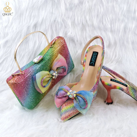 L'ultimo stile INS a punta con strass bocca poco profonda temperamento tacchi alti colore arcobaleno scarpe e borse da donna