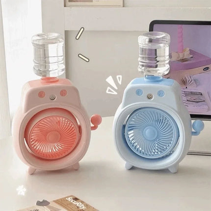 Ventilatore da Tavolo Portatile con Nebulizzatore Fine e Delicato, Ampio Angolo di Copertura, Ventilatore da Scrivania con Nebbia Fredda a 360°, Batteria da 500mAh