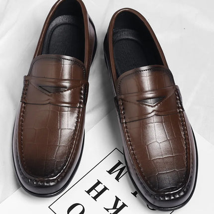 Scarpe da uomo in pelle, stile britannico casual e alla moda, un passo sui mocassini pigri