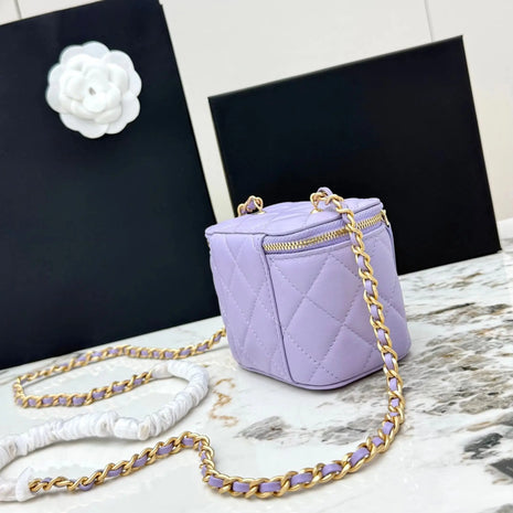 Borsa Vanity Box Mini Trapuntata in Pelle di Agnello Lavanda con Doppi Tiranti Dorati per Cerniera, Tracolla a Catena Intrecciata Regolabile, Dettagli con Sfere Dorate, Piccola Borsa Trucco a Tracolla da Donna