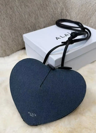 Borsa a tracolla da donna alla moda, a forma di cuore, in vera pelle, morbida e liscia, leggera, casual, per esterni, con scomparti interni.