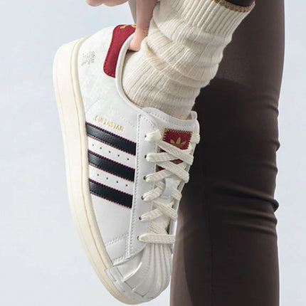 adidas Originals Superstar 2 CNY Scarpe da ginnastica retrò GS a profilo basso, comode, morbide, leggere, con punta a conchiglia, suola sottile, versatili, resistenti all'usura, disponibili in bianco, nero e rosso JR8084