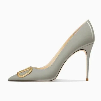 Décolleté alla moda con tacco alto grigio brillante con fibbia a V Sandali primaverili estivi Tacchi a punta in vera pelle