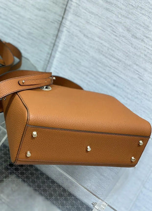 Borsa a tracolla in pelle martellata color caramello per donna, multiuso con manico superiore e tracolla.