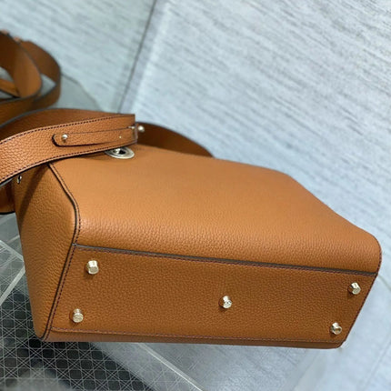 Borsa a tracolla in pelle martellata color caramello per donna, multiuso con manico superiore e tracolla.