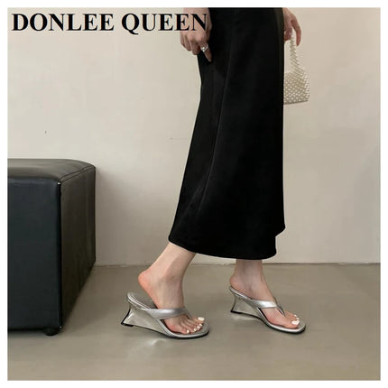 Marque de mode Compensée Pantoufle Présentations fabricants de jeux Clip d'orteil Tongs Sandales à lanières étroites Chaussures décontractées Pantoufle femme Sandalia Mujer