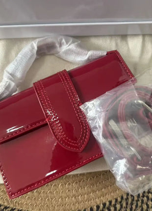 Borsa piccola rettangolare in similpelle lucida retrò per donna, con cinturino decorativo centrale, trasformabile in borsa a tracolla.
