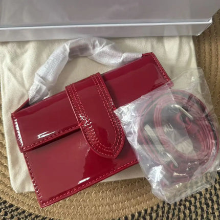 Borsa piccola rettangolare in similpelle lucida retrò per donna, con cinturino decorativo centrale, trasformabile in borsa a tracolla.