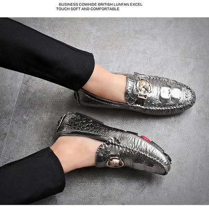 Scarpe da uomo slip-on modello coccodrillo 2025 Primavera ed estate Moda britannica alla moda in pelle lucida lucida pigra casual Beanie scarpe fatte a mano
