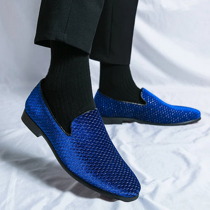 2023 nuovi mocassini da uomo in velluto scarpe di marca di lusso Slip on scarpe da sposa per feste a punta mocassini da uomo di moda nero vino rosso Flats