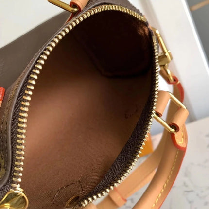 Mini borsa Boston con finiture in pelle, manico superiore e tracolla regolabile con chiusura a zip.