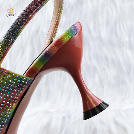 L'ultimo stile INS a punta con strass bocca poco profonda temperamento tacchi alti colore arcobaleno scarpe e borse da donna