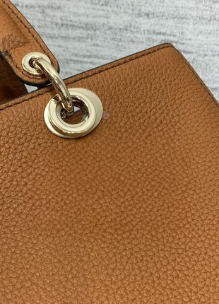 Borsa a tracolla in pelle martellata color caramello per donna, multiuso con manico superiore e tracolla.