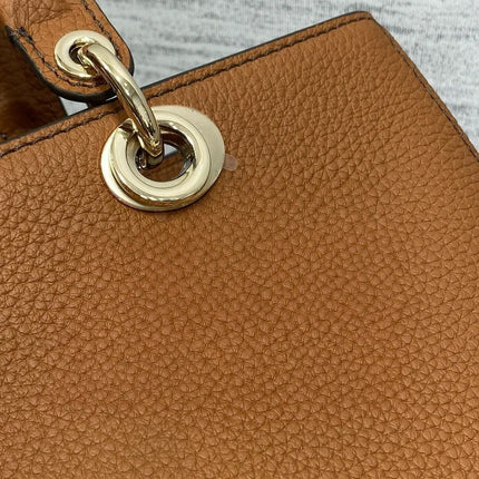 Borsa a tracolla in pelle martellata color caramello per donna, multiuso con manico superiore e tracolla.