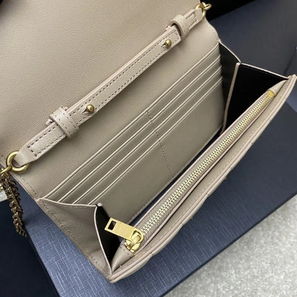 Portafoglio quadrato in pelle trapuntata beige con catena, design a patta con fibbia a catena metallica incrociata, tracolla rimovibile con catena in metallo, borsa a tracolla rettangolare da donna.