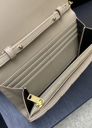 Portafoglio quadrato in pelle trapuntata beige con catena, design a patta con fibbia a catena metallica incrociata, tracolla rimovibile con catena in metallo, borsa a tracolla rettangolare da donna.