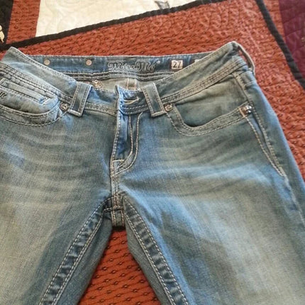 Jeans in Denim Lavato Azzurro Chiaro da Donna con Ricamo Ali d'Angelo sulla Tasca Posteriore, Dettagli Distressed, Gamba Larga, Pantaloni Casual alla Moda