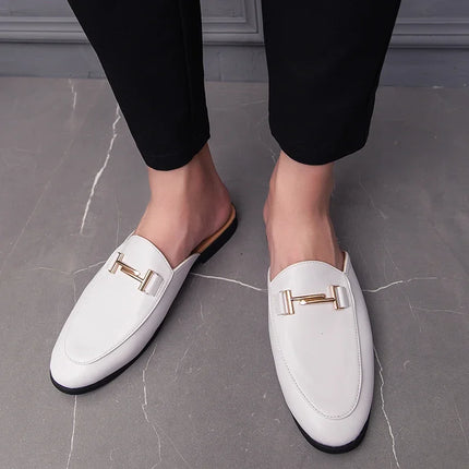 Mezze pantofole da uomo di moda 2022 Scarpe da uomo in pelle di alta qualità Muli classici Mezze scarpe antiscivolo Uomo Estate Mocassini bianchi