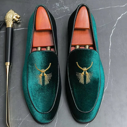 Scarpe da guida ricamate in velluto da uomo alla moda Comodo abito da sposa da lavoro Mocassini verdi blu Sapatos Tenis Masculino