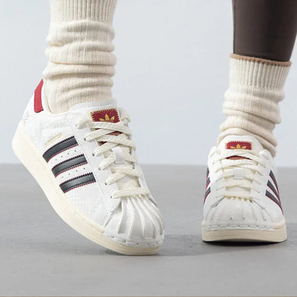adidas Originals Superstar 2 CNY Scarpe da ginnastica retrò GS a profilo basso, comode, morbide, leggere, con punta a conchiglia, suola sottile, versatili, resistenti all'usura, disponibili in bianco, nero e rosso JR8084