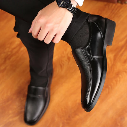Scarpe in pelle Scarpe da lavoro da uomo Mocassini di marca di lusso Mocassini eleganti Slip traspiranti su scarpe da guida nere Scarpe formali maschili