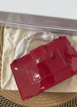 Borsa piccola rettangolare in similpelle lucida retrò per donna, con cinturino decorativo centrale, trasformabile in borsa a tracolla.