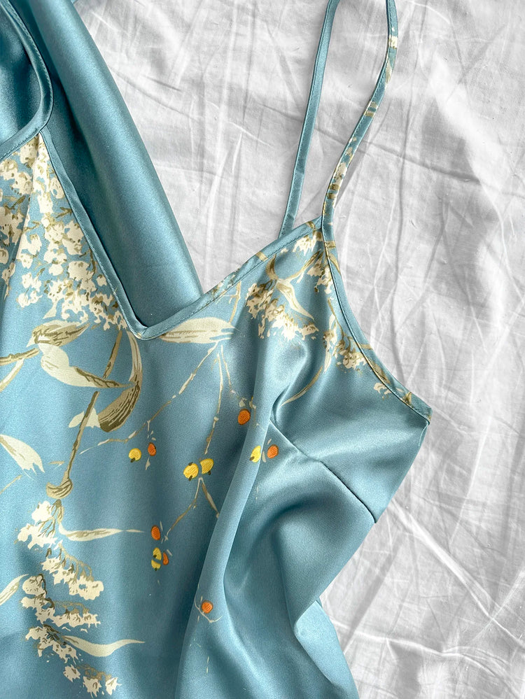 Comodo accappatoio estivo con stampa ciliegia irregolare e pantaloncini allacciati, pigiama da donna sexy in quattro pezzi