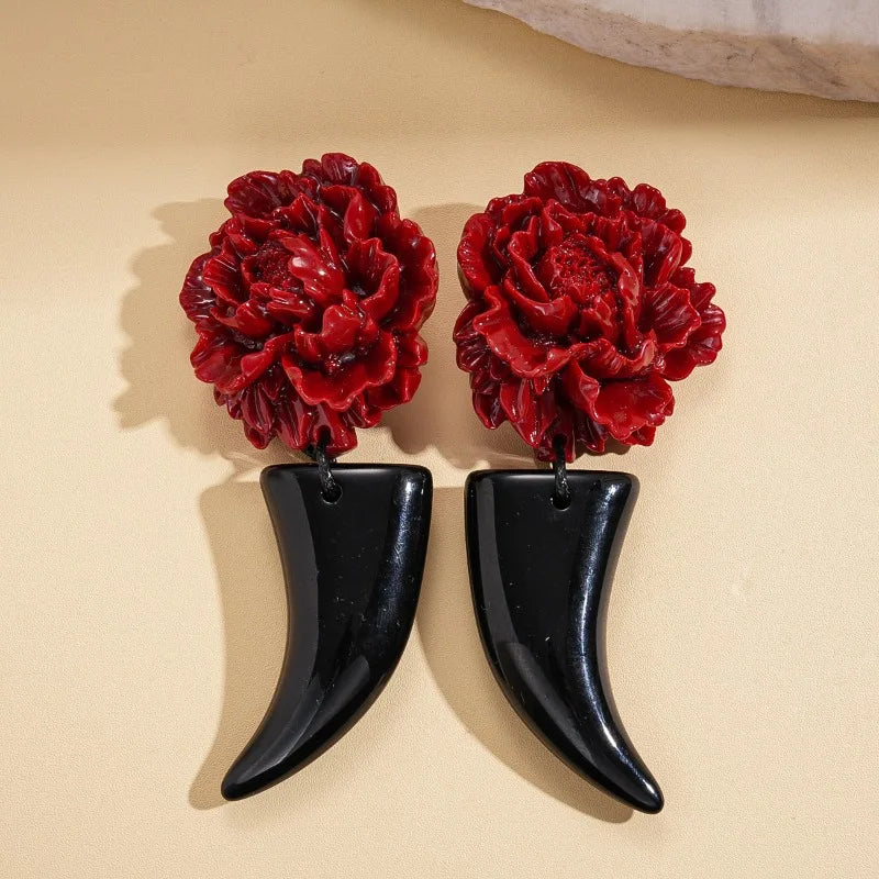 Ciondolo in corno esagerato individualmente con orecchini a fiore grande, gioielli di qualità lussuosa, regali per feste alla moda da donna