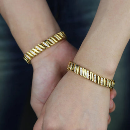 2025 Nuova collana a catena serpente unisex color oro a spina di pesce con perline catena a maglie pavimentata 5A CZ girocollo a forma di luna per gioielli da donna