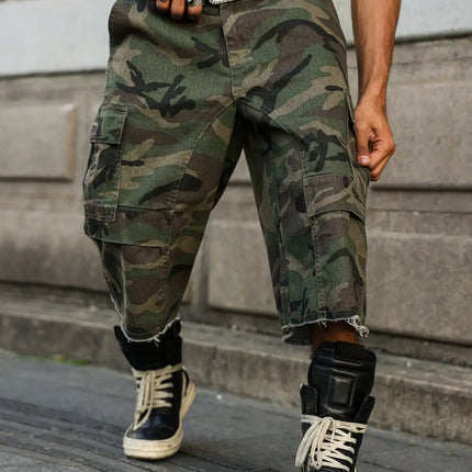 Pantaloncini di jeans estivi da uomo. Pantaloni cargo mimetici. Design multitasche. Tendenza della moda di strada. Tempo libero quotidiano