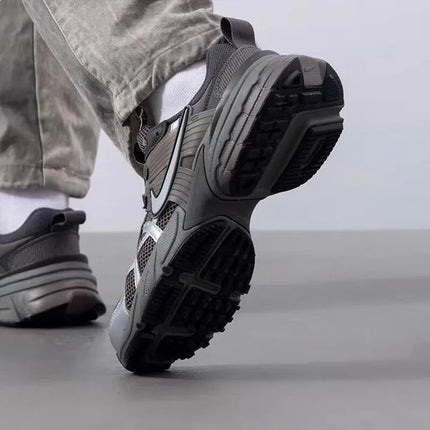Nike V2K Run, scarpe da corsa casual e versatili, traspiranti, a profilo basso, per il commuting urbano, per uomo, argento-marrone HQ1678-200